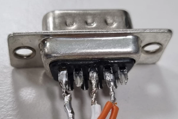 RS232 캡처 케이블 입력용 DB9(DE9) 수 커넥터의 2번·3번·5번 핀 납땜 상태
