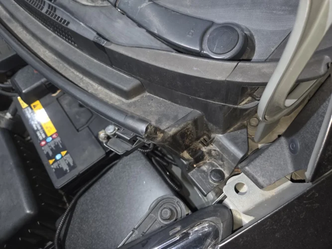 2018 기아 더뉴카렌스 후드 웨더스트립 제거중 스티커 잔여물이 붙어 있는 모습