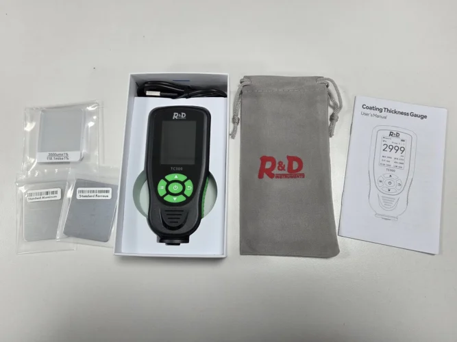 R&D TC300 도막측정기의 부속품으로 테스트 시트, 본체, 파우치, 설명서, 케이블이 보이고 있다.
