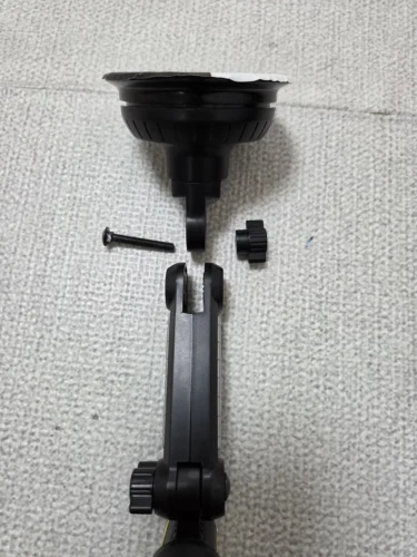 새로운 거치대 스탠드의 결합 부위를 분해한 모습으로 너트와 볼트, 흡착판과 암(arm)이 분해되어 있는 모습