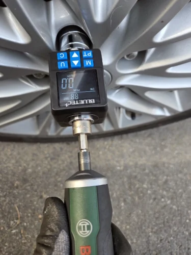 보쉬 PushDrive를 휠 너트에 연결한 상태에서 0.0을 표시하는 BT-DTA