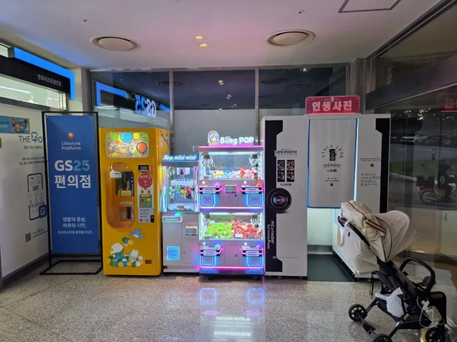 한화리조트 용인 베잔송의 풍선 자판기, 인형뽑기 게임기와 즉석 사진 부스