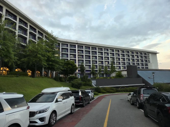 한화리조트 용인 베잔송 객실동 외관과 주차 차량