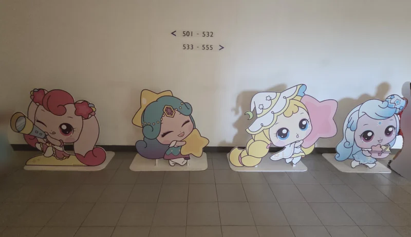 한화리조트 용인 베잔송 5층 엘리베이터 앞에 설치된 티니핑 캐릭터 입간판 4개