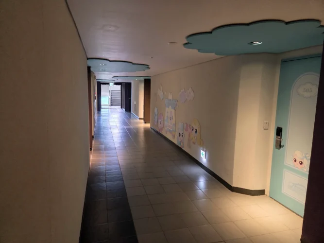 한화리조트 용인 베잔송 티니핑 객실층 복도와 캐릭터 벽면 장식