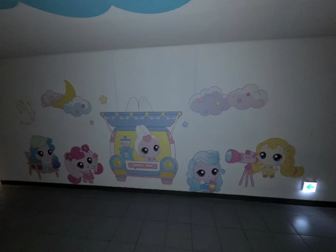 한화리조트 용인 티니핑 객실 복도 벽면의 여행 테마 캐릭터 장식